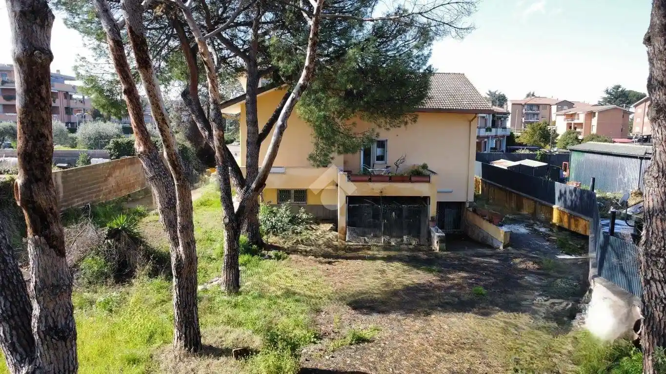 Palazzo - Edificio in vendita a Roma