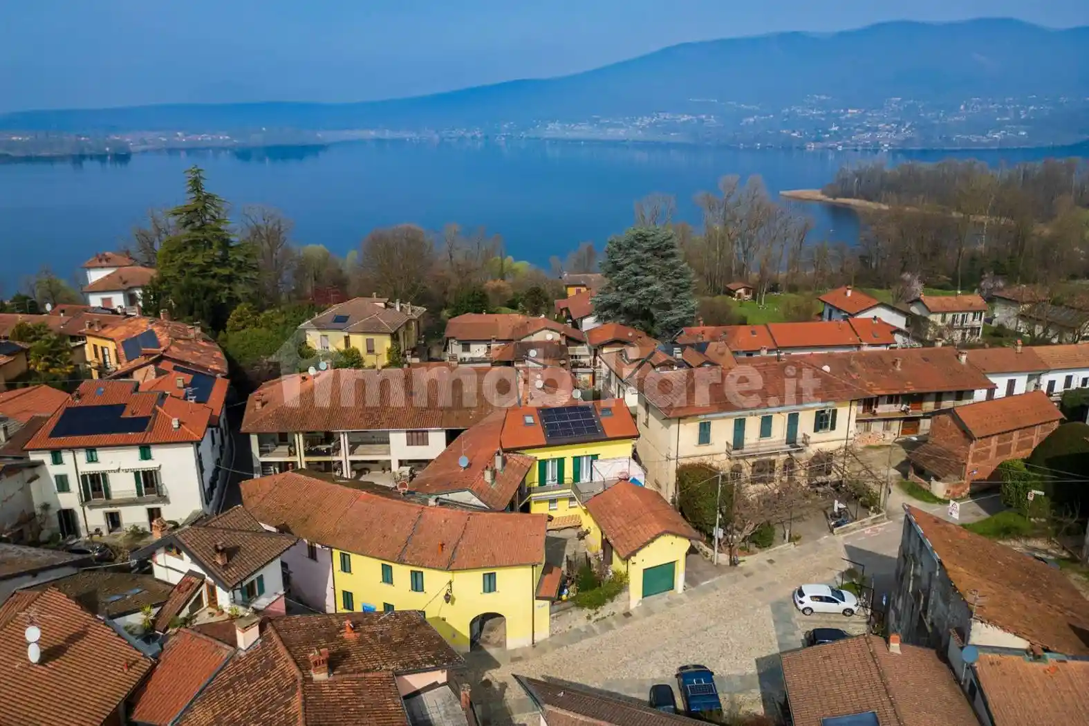 Appartamento in vendita a Cazzago Brabbia