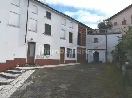 Casa indipendente in vendita a Rovescala