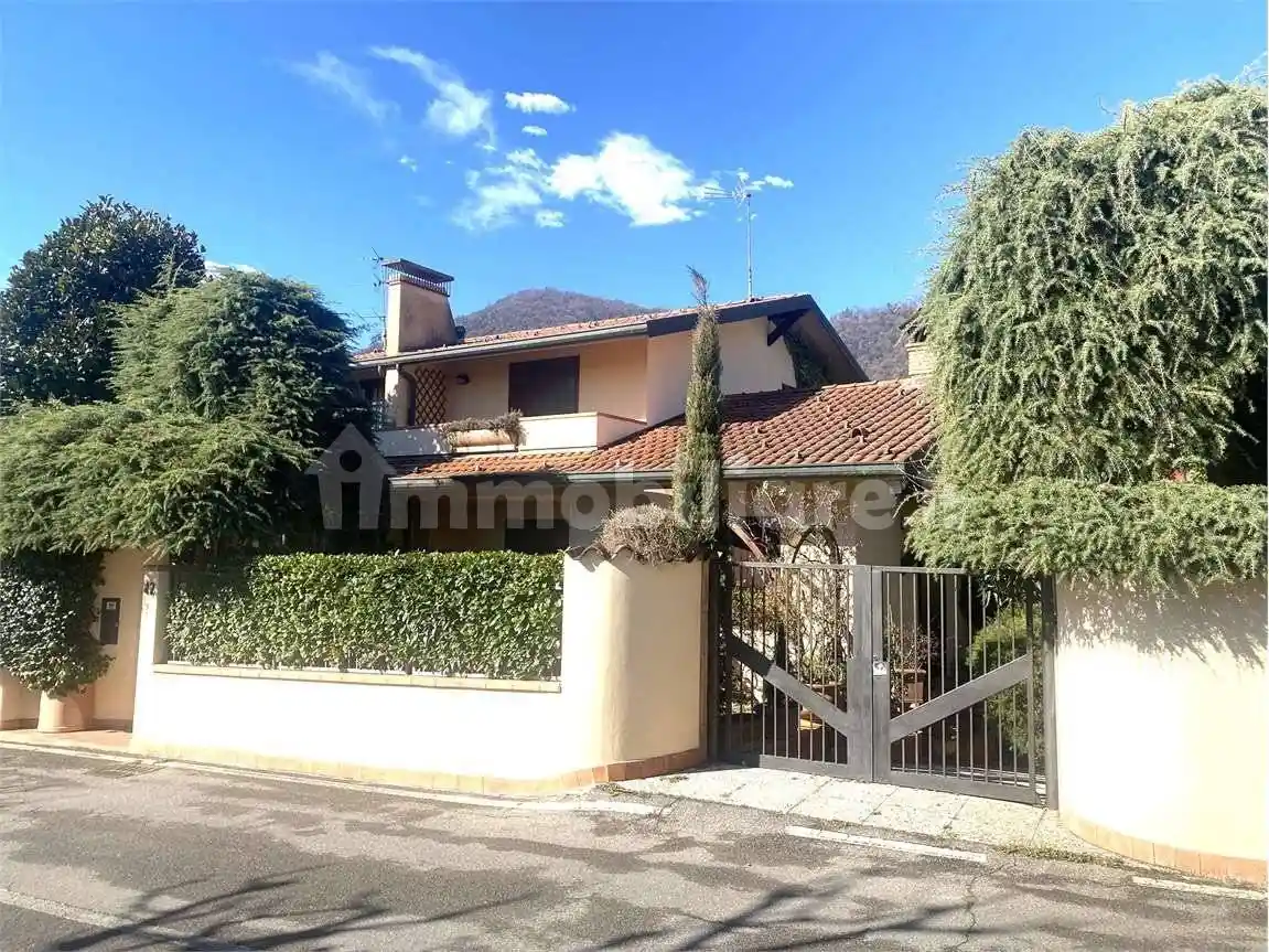 Villa in vendita a Alzano Lombardo