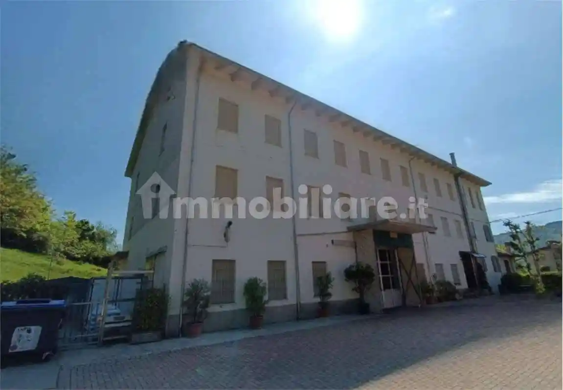 Palazzo - Stabile in vendita a Langhirano