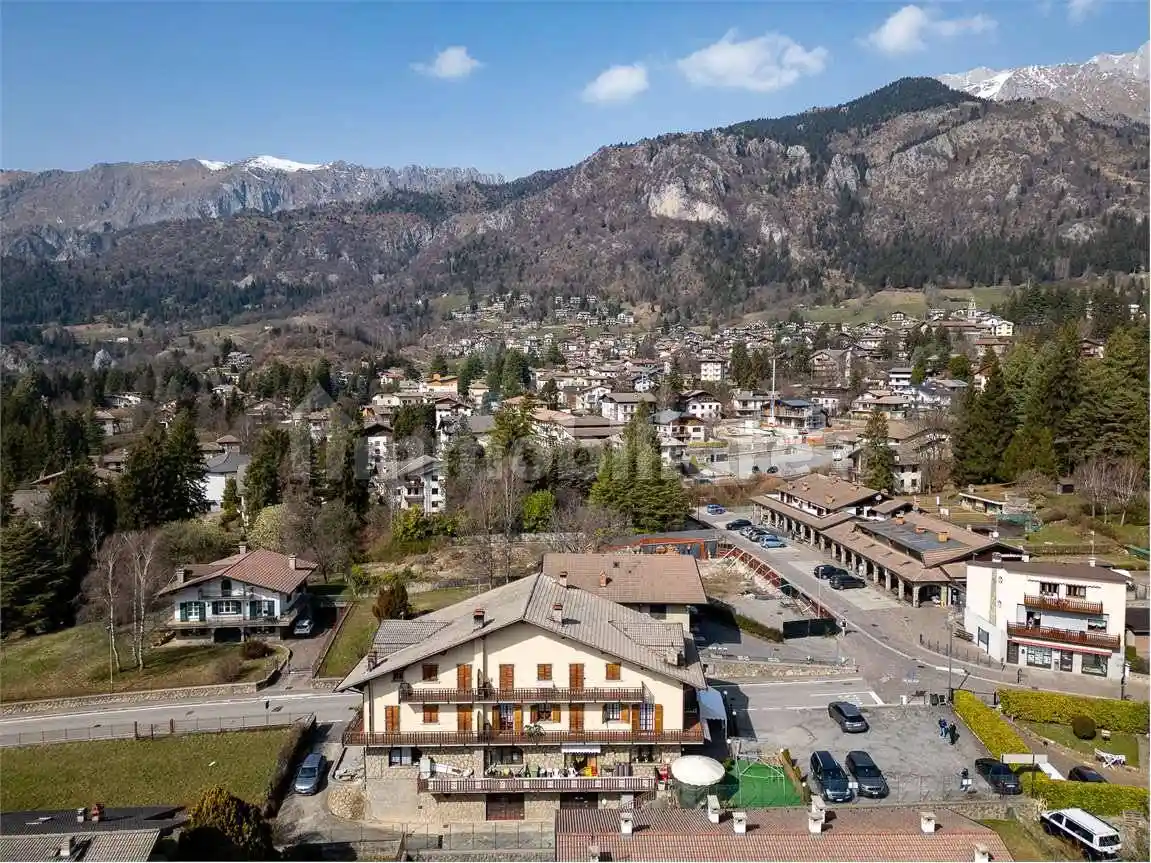 Palazzo - Edificio in vendita a Castione della Presolana