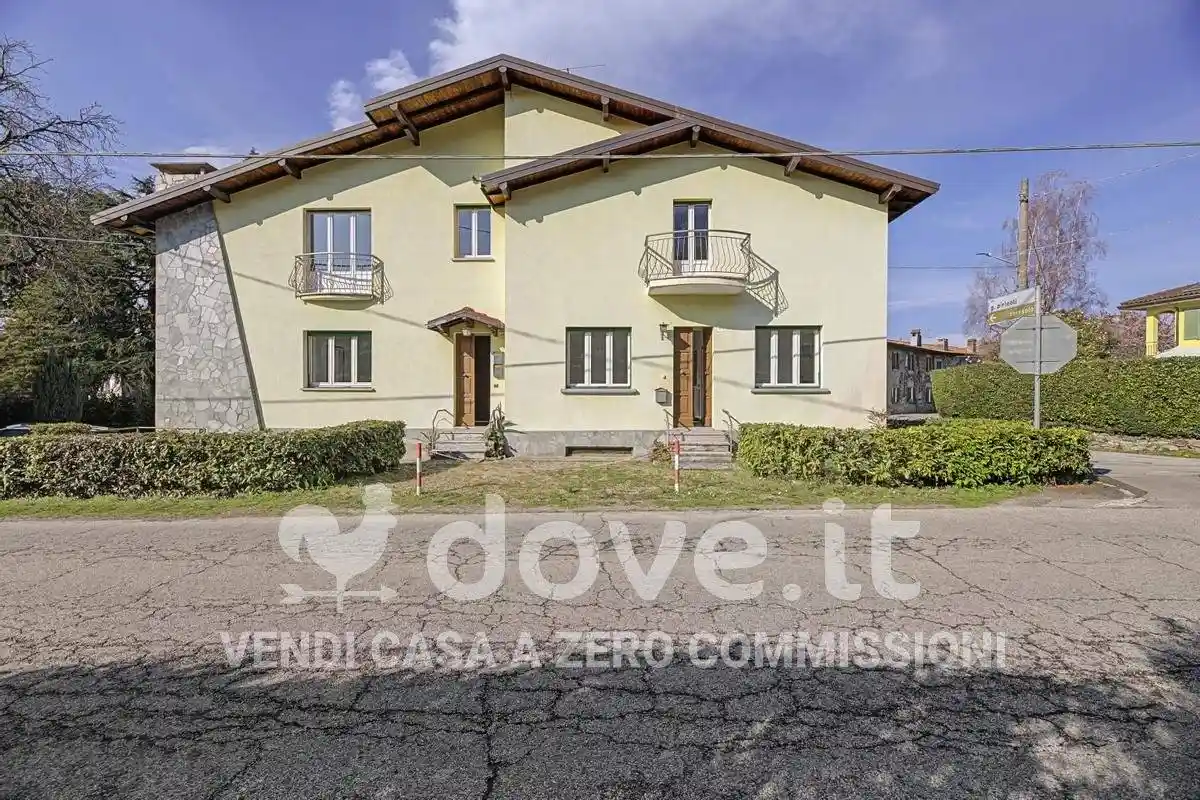 Casa indipendente in vendita a Laveno-Mombello