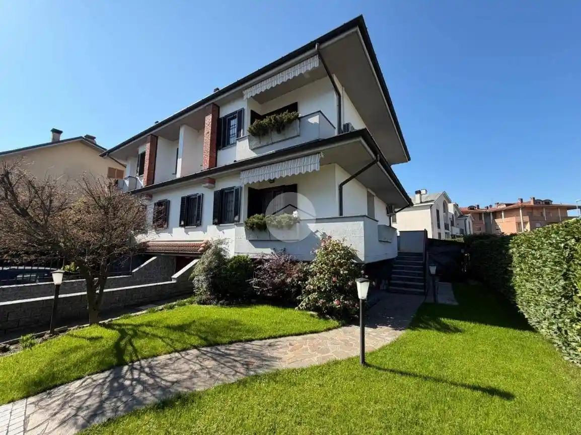 Villa in vendita a Pessano con Bornago