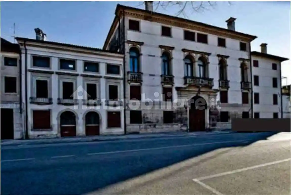Palazzo - Stabile in vendita a Vittorio Veneto