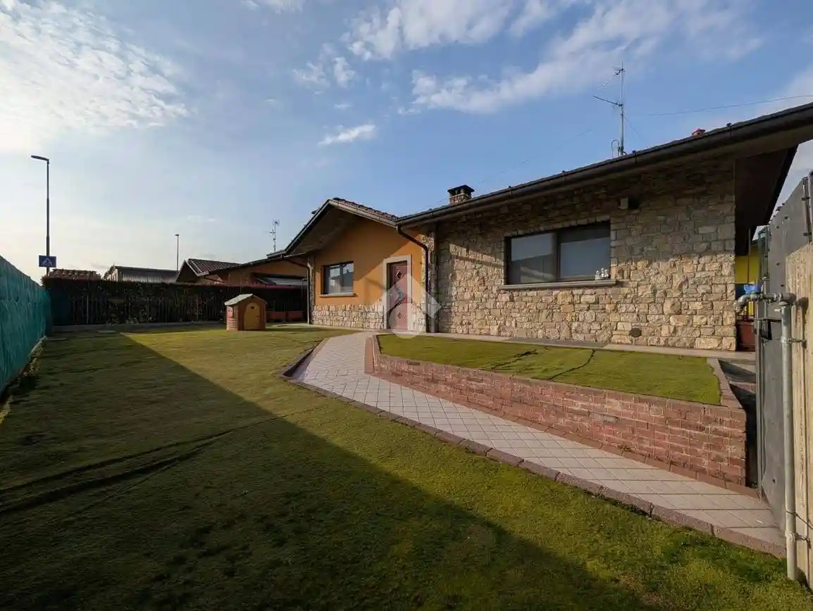 Villa in vendita a Cavernago