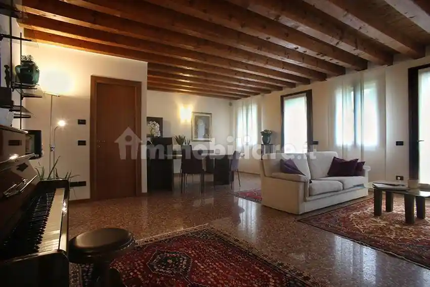 Palazzo - Edificio in vendita a Rosà