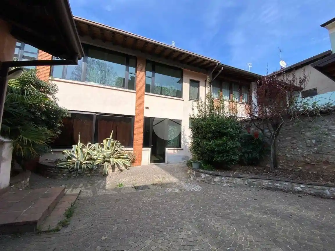 Casa indipendente in vendita a Lonato del Garda