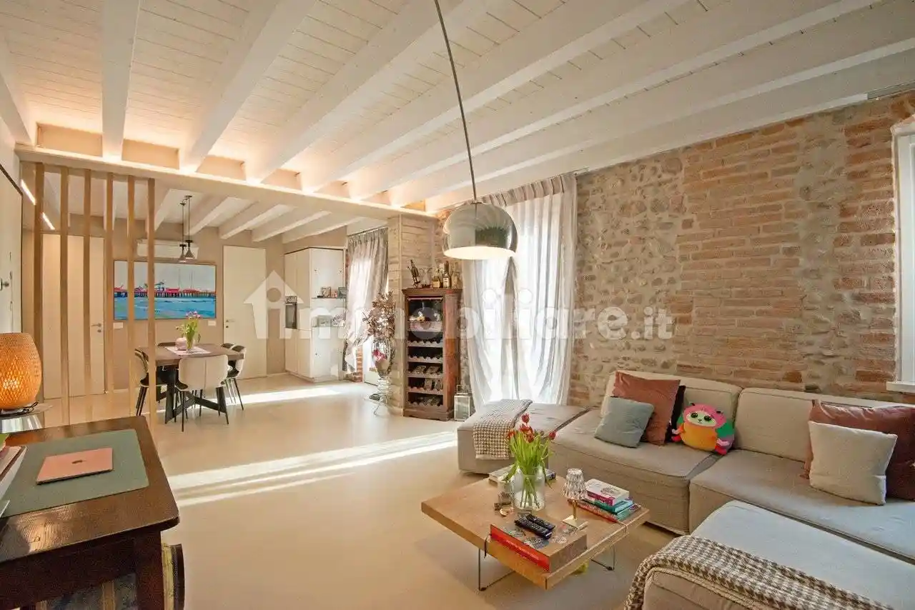 Casa indipendente in vendita a Villafranca di Verona