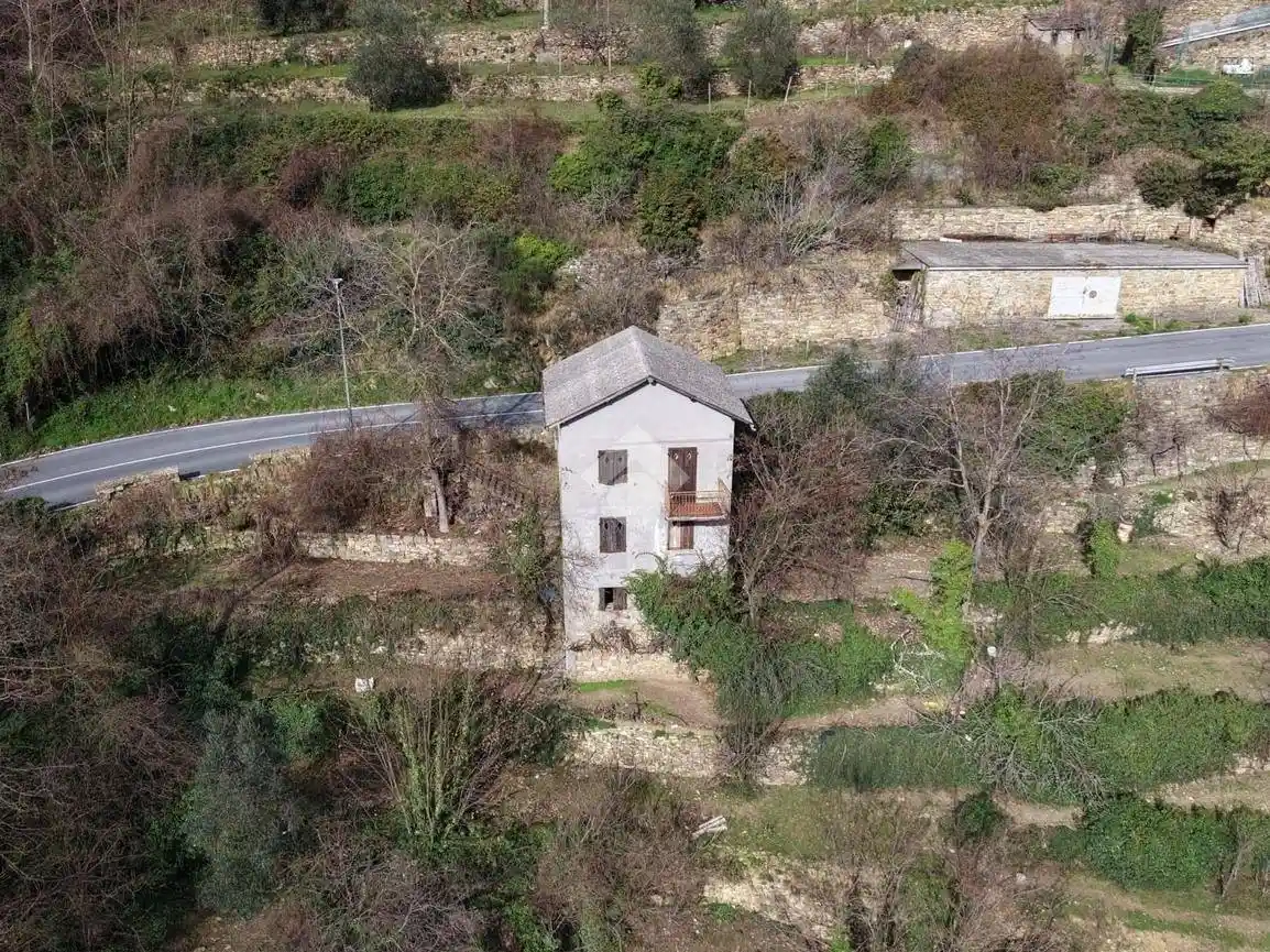 Casa indipendente in vendita a Montalto Carpasio