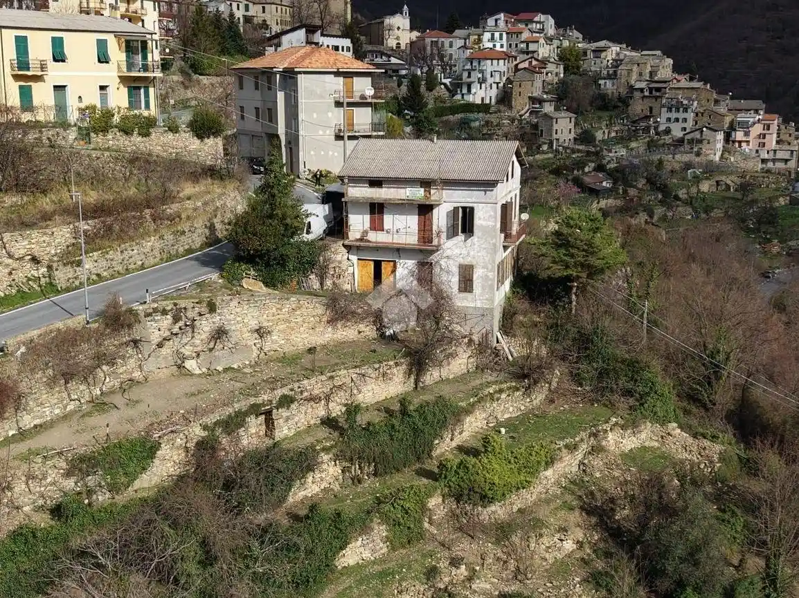 Casa indipendente in vendita a Montalto Carpasio