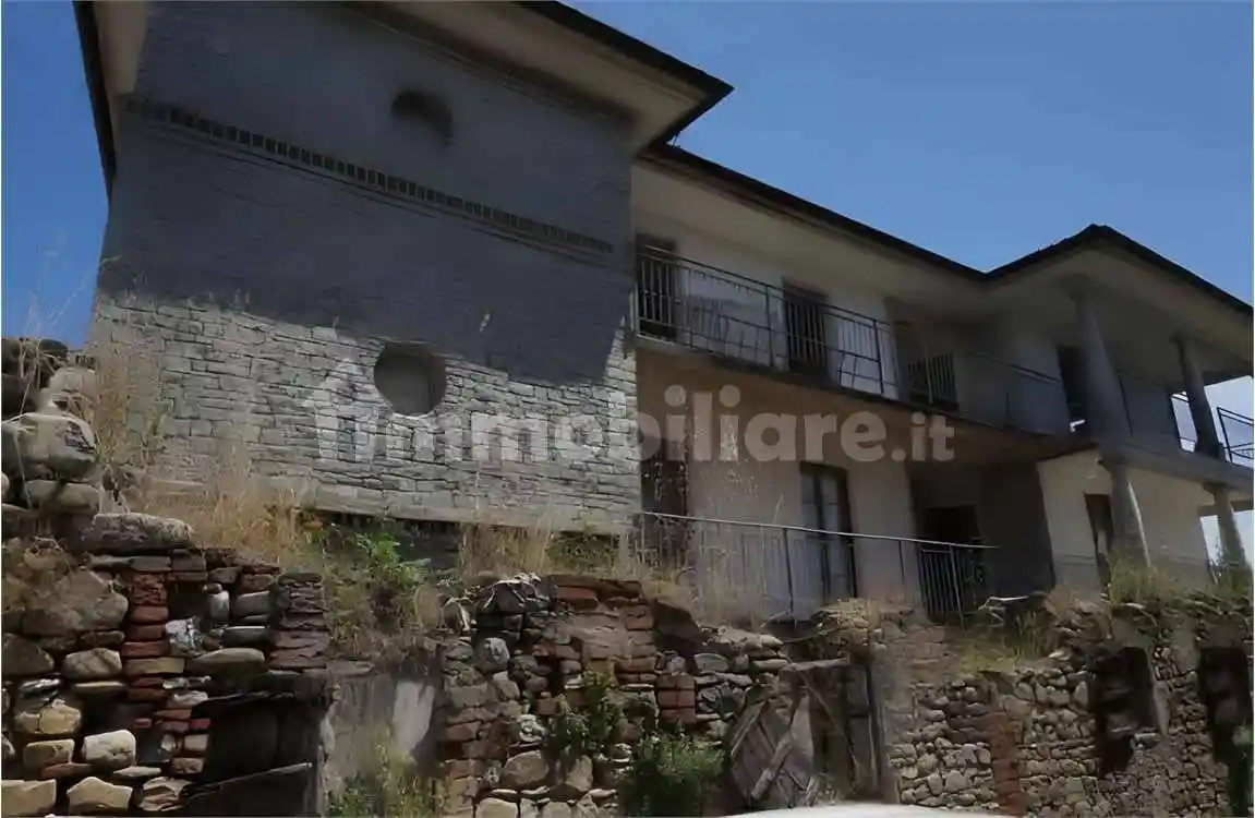 Palazzo - Stabile in vendita a Vigolzone