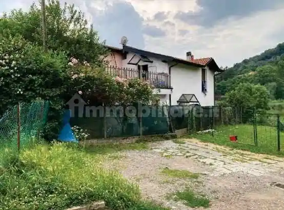 Casa indipendente in vendita a Bisuschio