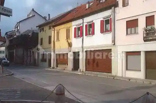 Palazzo - Stabile in vendita a Ponte nelle Alpi