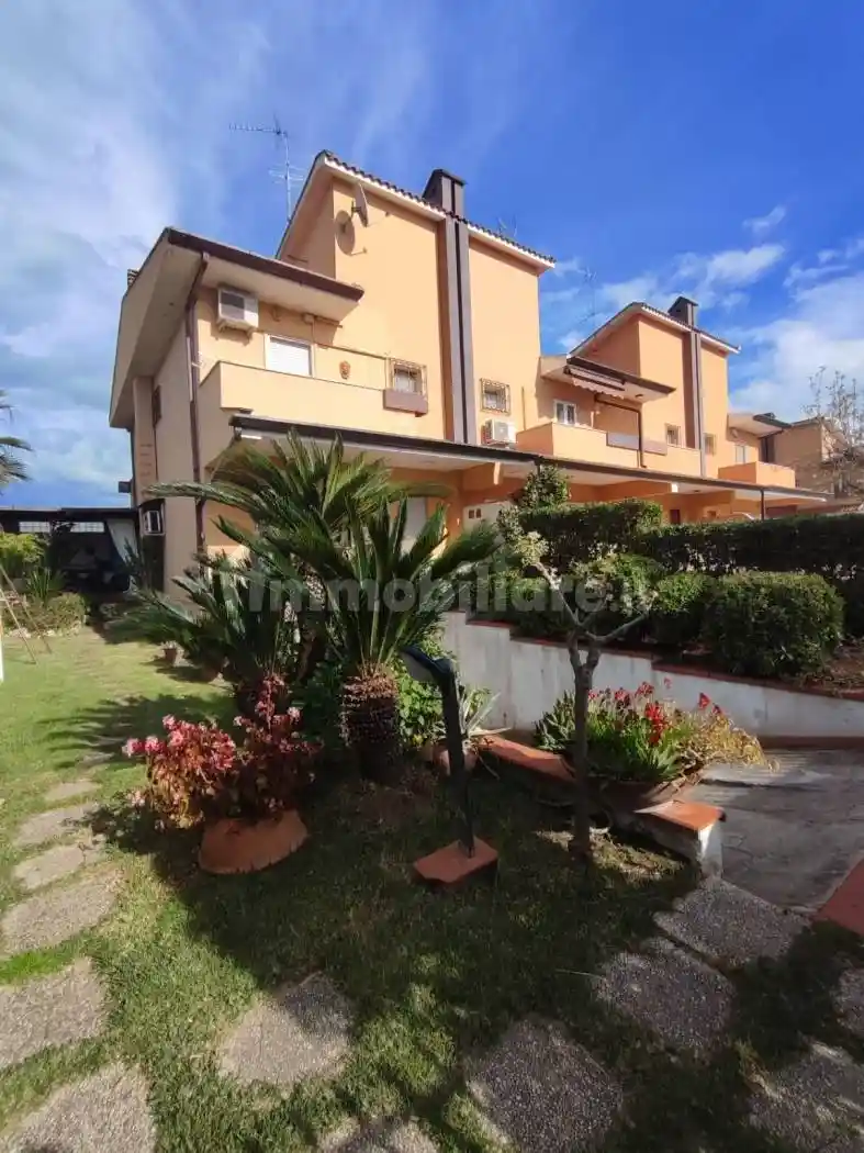 Villa in vendita a Latina