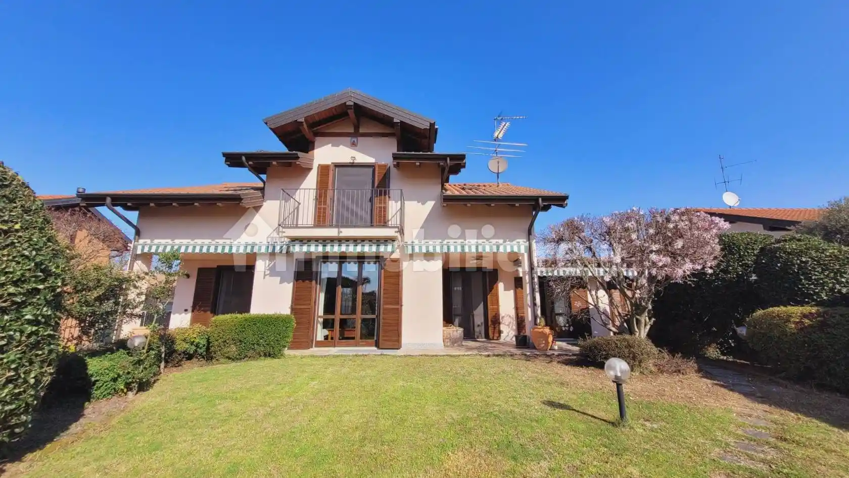 Villa in vendita a Varallo Pombia