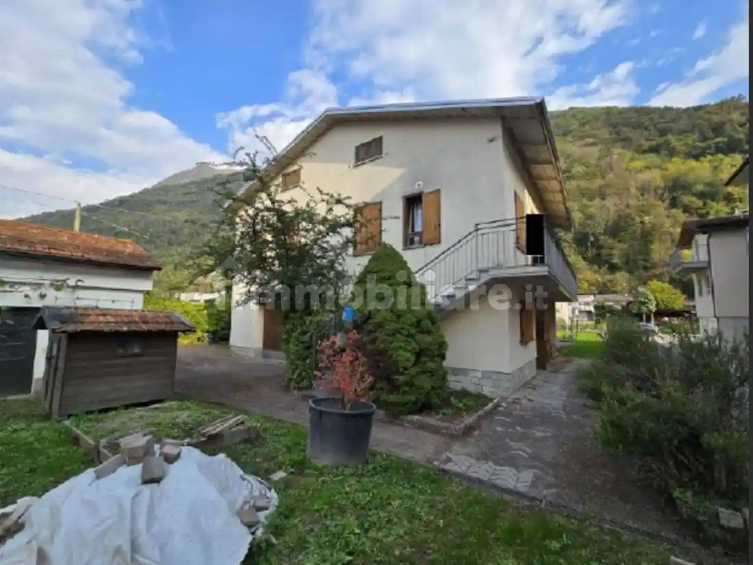 Villa in vendita a Dubino