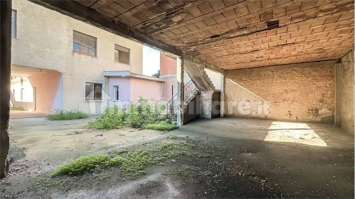 Palazzo - Edificio in vendita a Capoterra