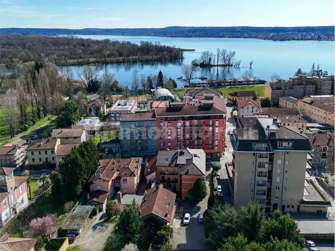 Palazzo - Edificio in vendita a Angera