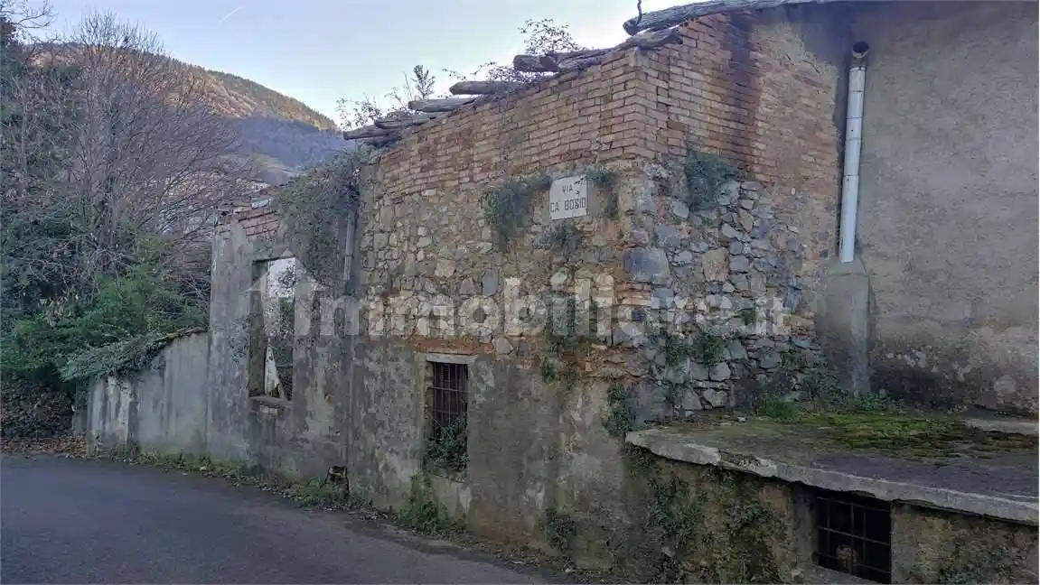 Palazzo - Stabile in vendita a Peia