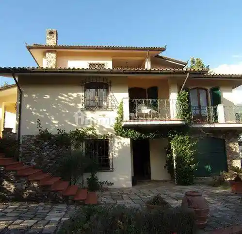 Villa in vendita a Piazza al Serchio