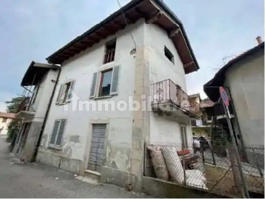 Casa indipendente in vendita a Cocquio-Trevisago