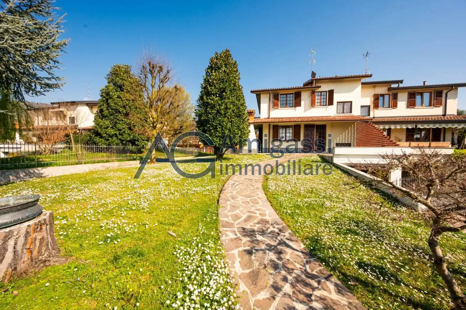 Villa in vendita a Zandobbio