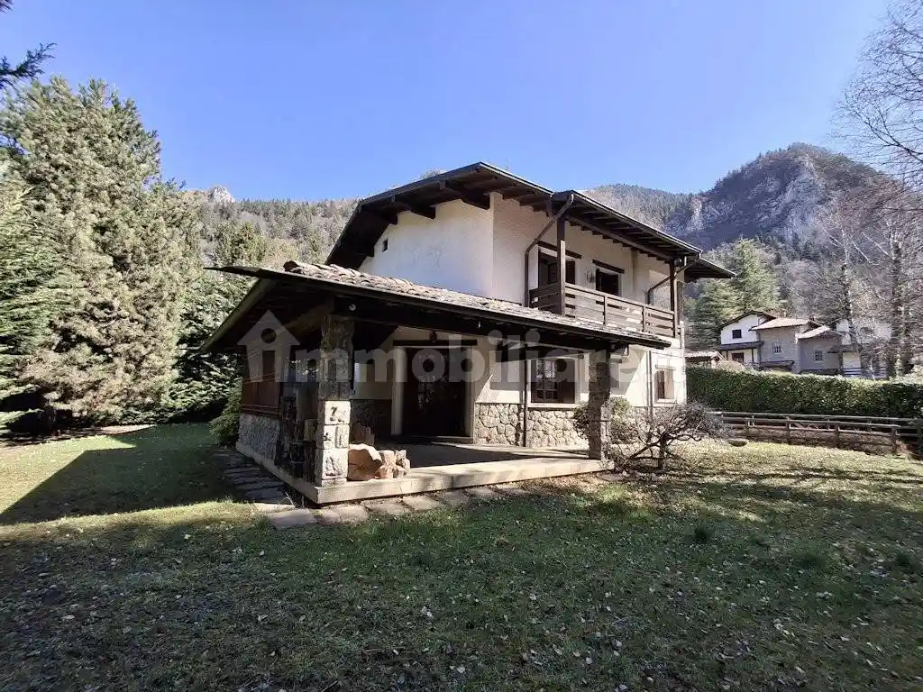 Villa in vendita a Castione della Presolana
