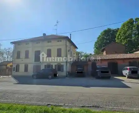 Palazzo - Stabile in vendita a Correggio