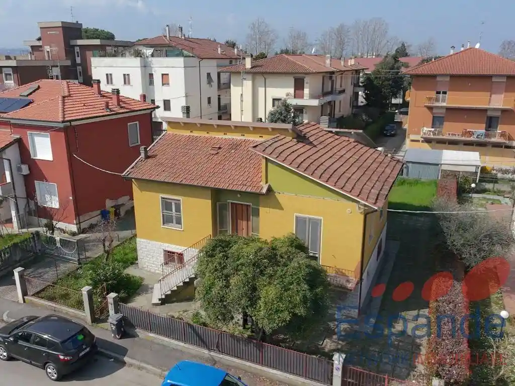 Casa indipendente in vendita a Forlì