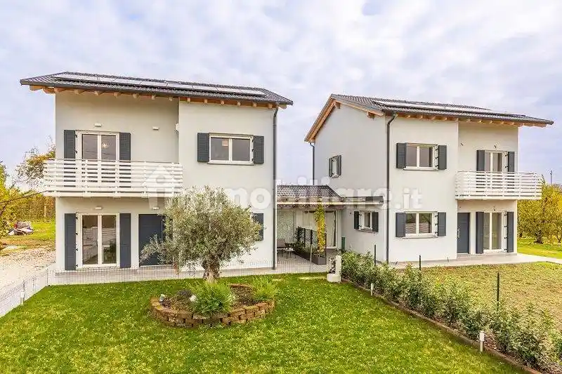 Villa in vendita a Faloppio