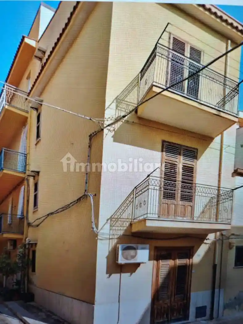 Palazzo - Edificio in vendita a Altavilla Milicia