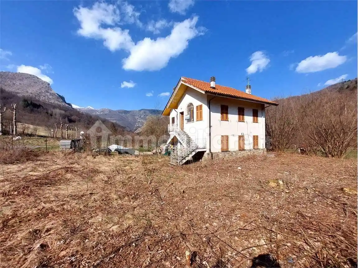 Casa indipendente in vendita a Pornassio