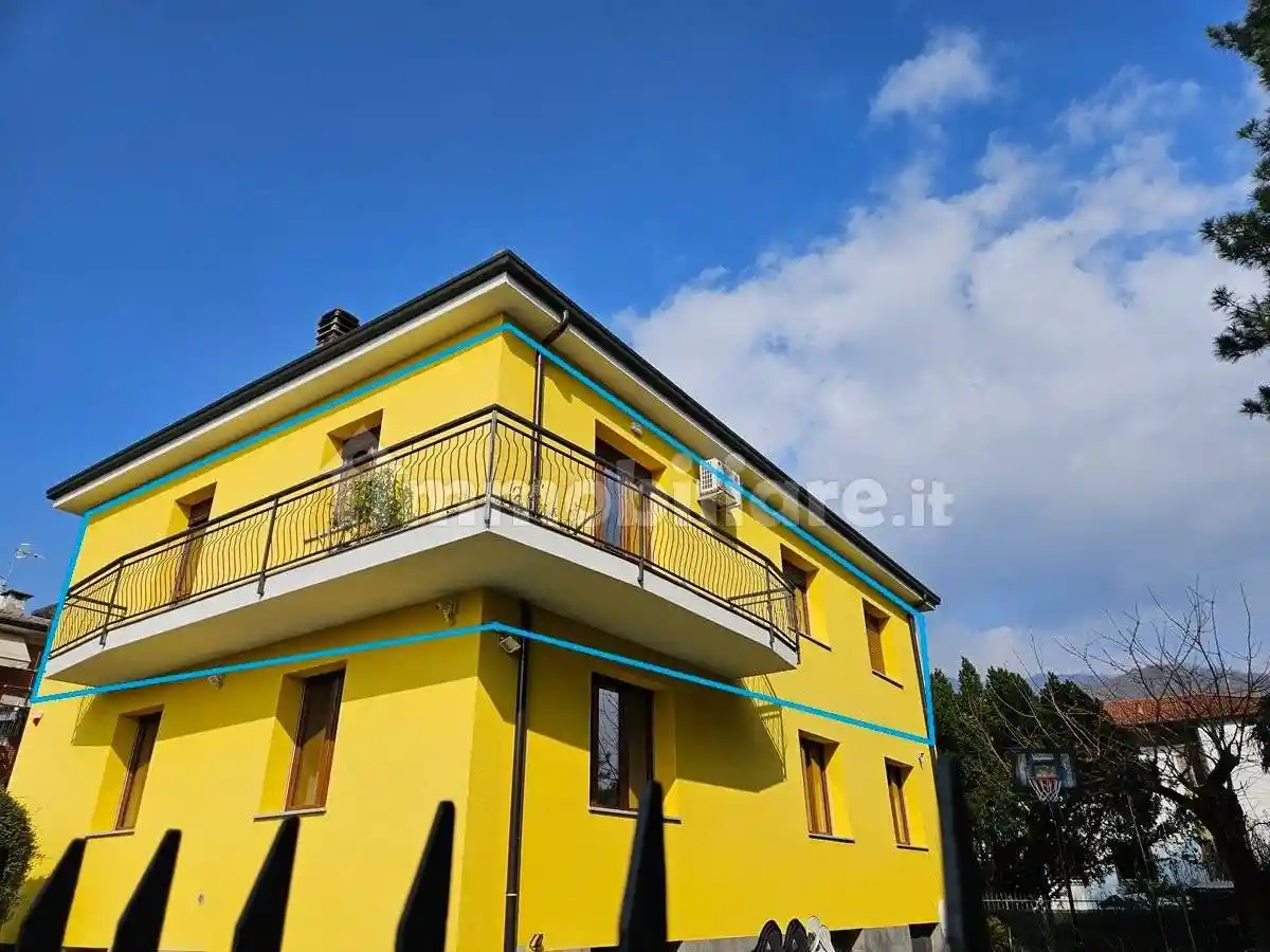 Villa in vendita a Gavirate