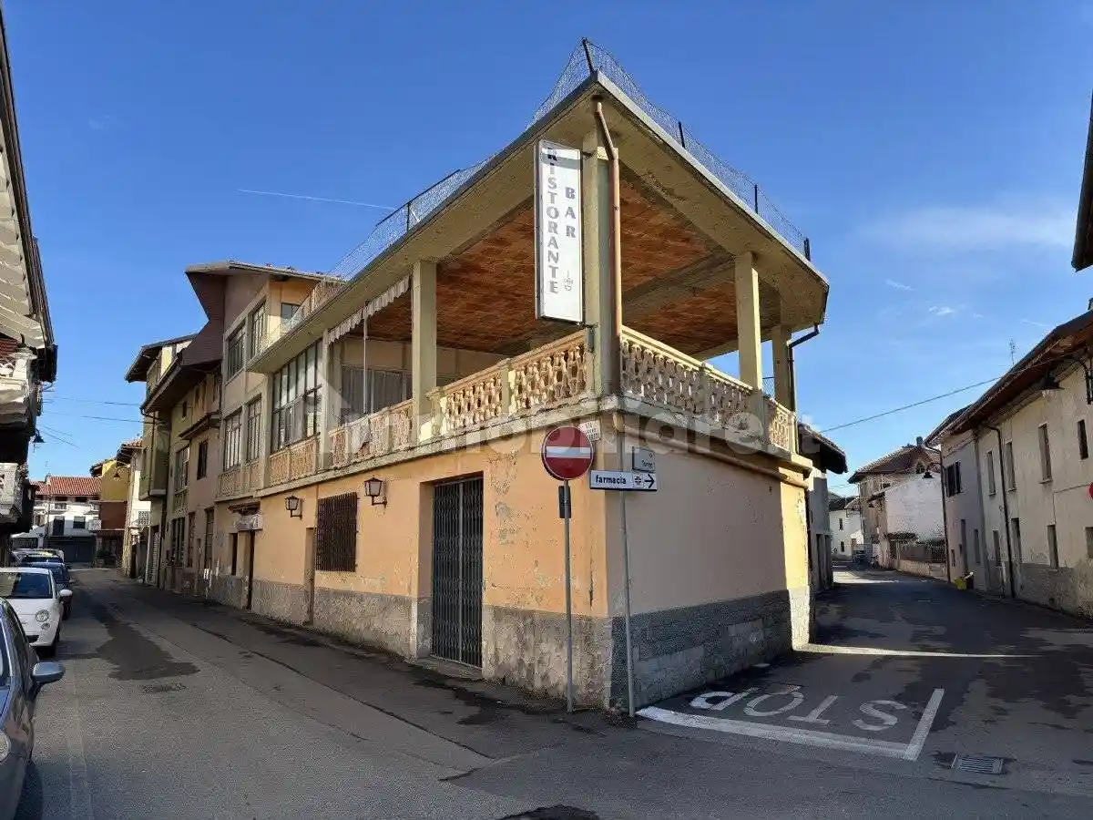 Palazzo - Edificio in vendita a Salassa