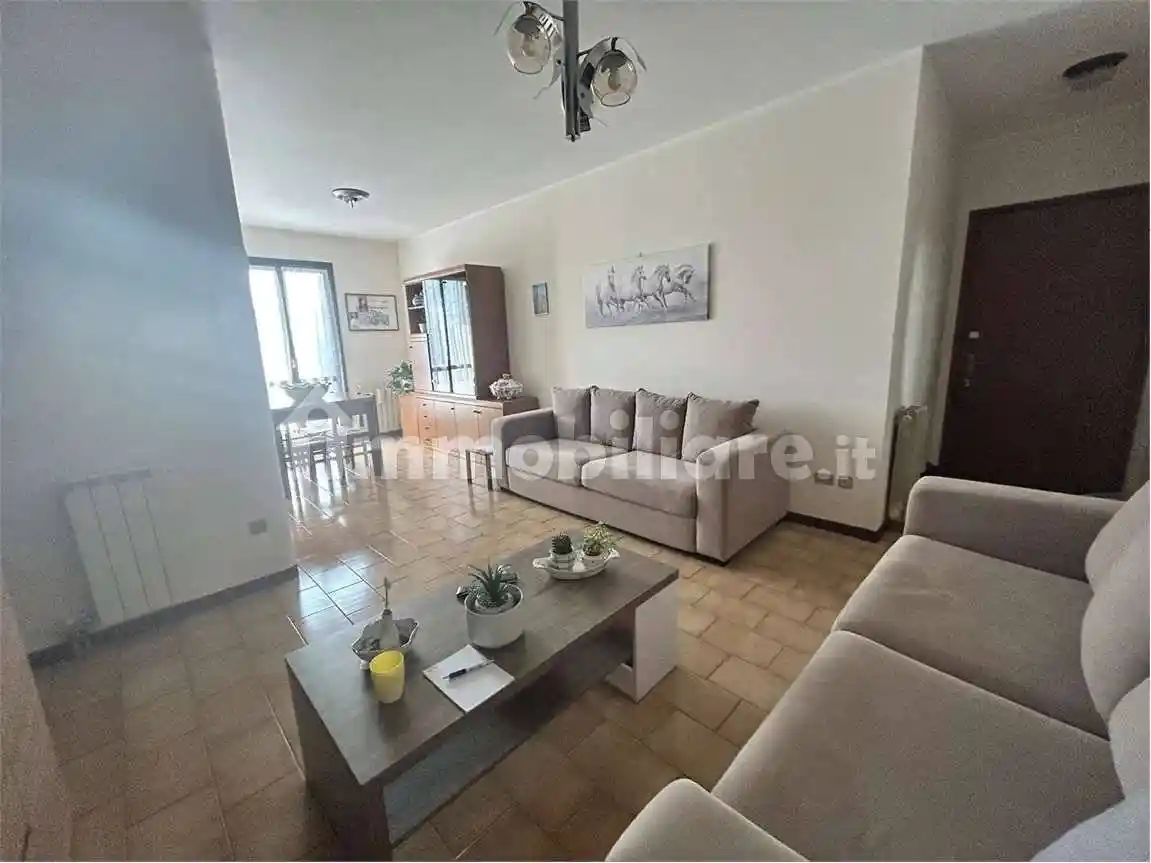 Appartamento in vendita a Angera