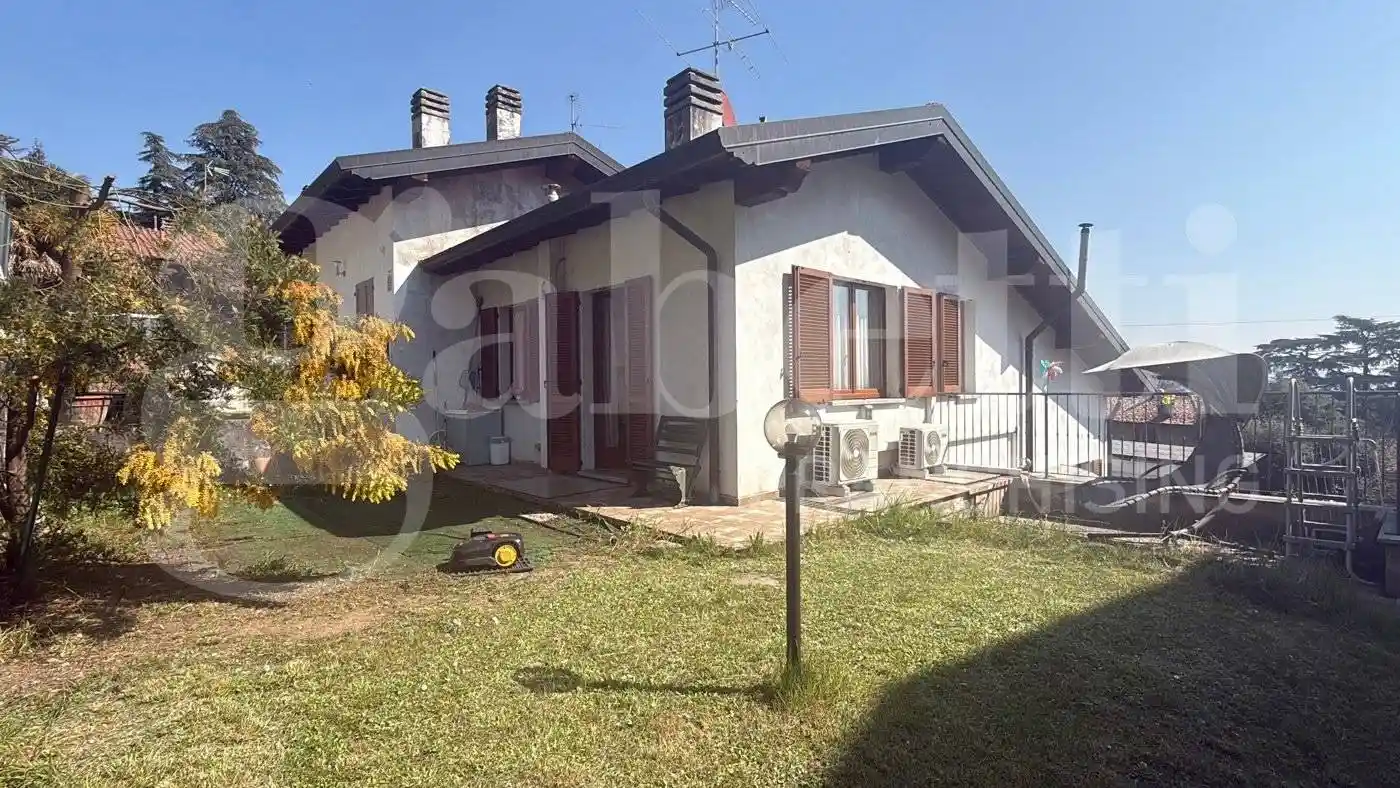 Villa in vendita a Erba