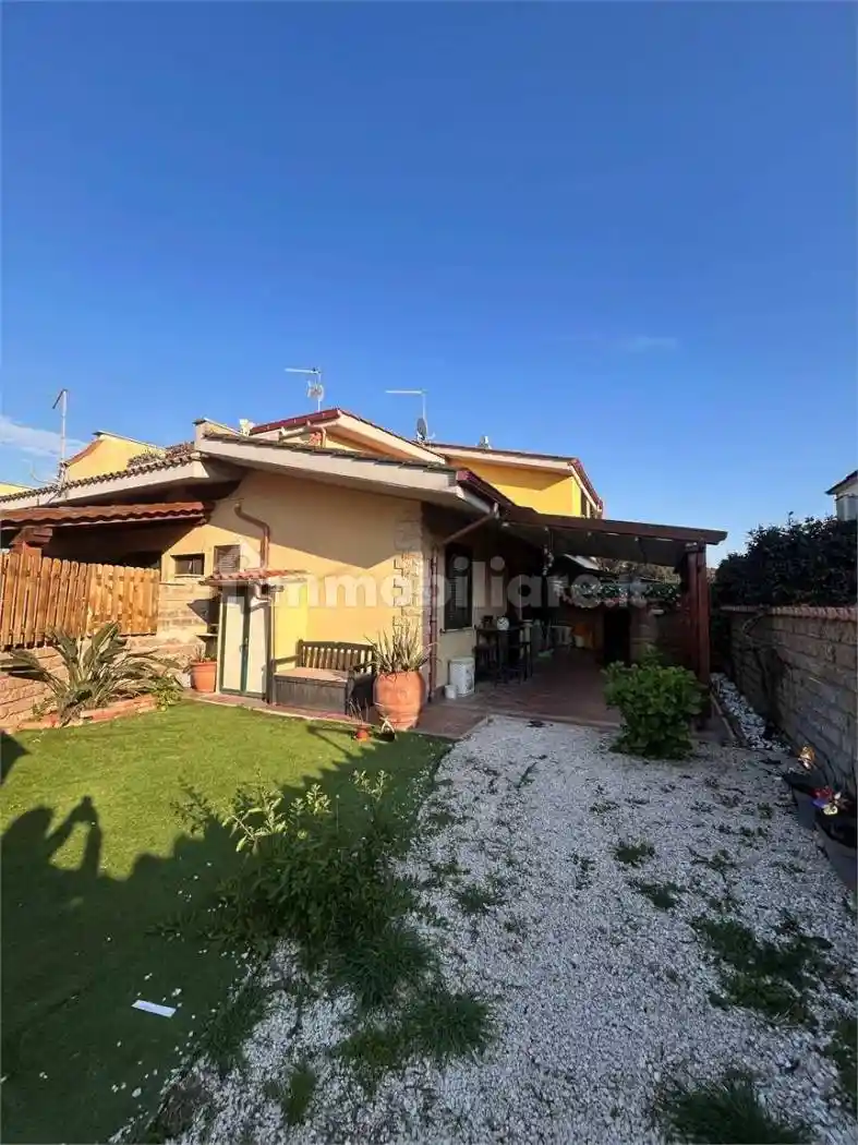 Villetta a schiera in affitto a Pomezia