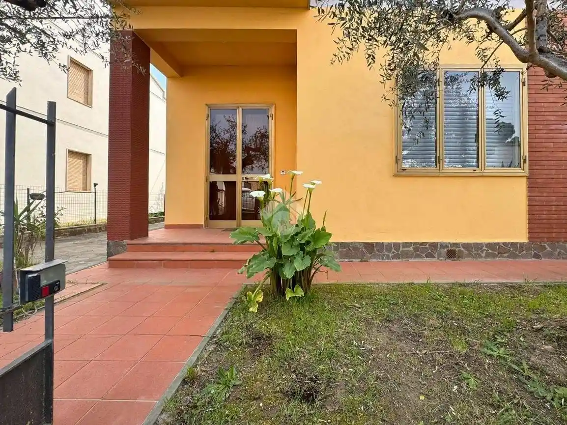 Casa indipendente in affitto a Campi Bisenzio