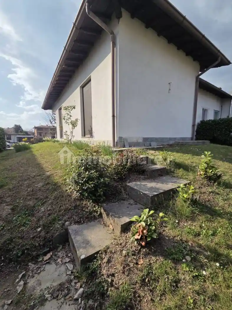 Villa in vendita a Luisago