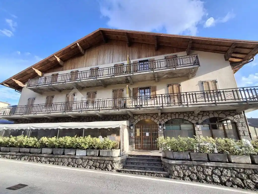 Palazzo - Edificio in vendita a Castione della Presolana