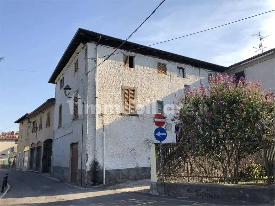 Palazzo - Stabile in vendita a Ambivere