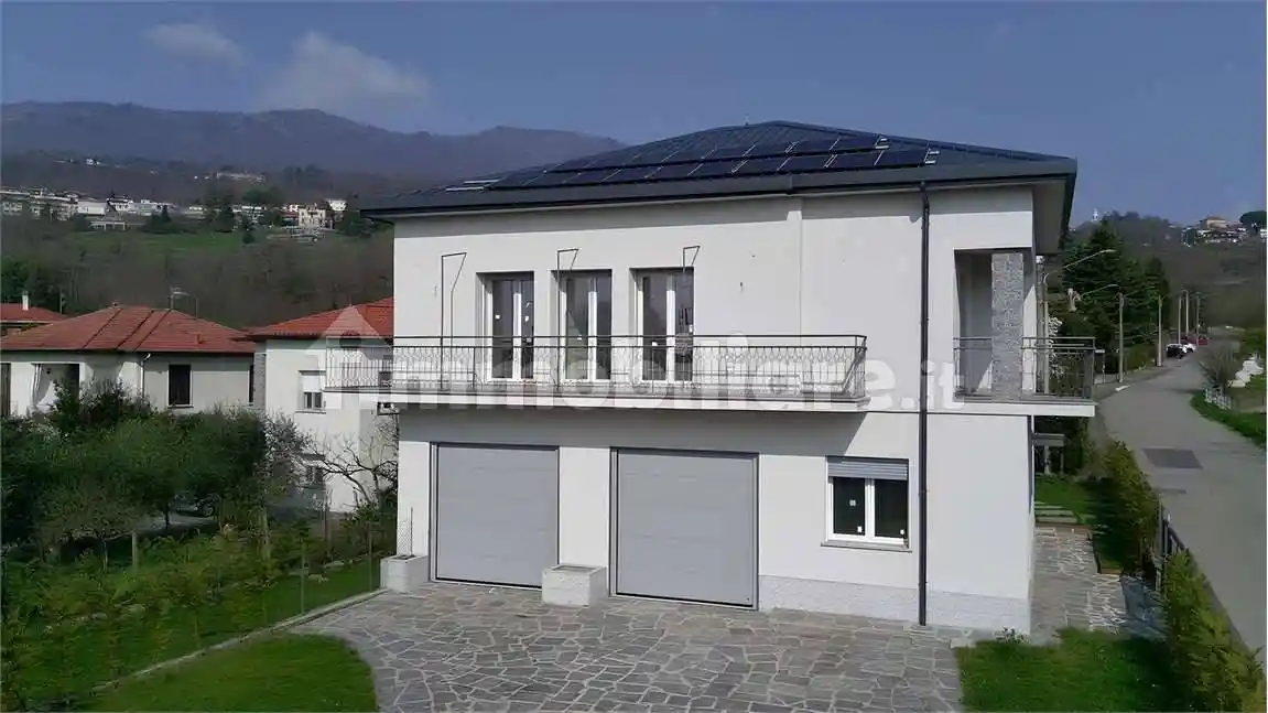 Villa in vendita a Gavirate