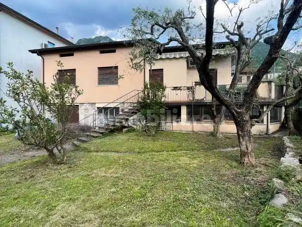 Villa in vendita a Marone