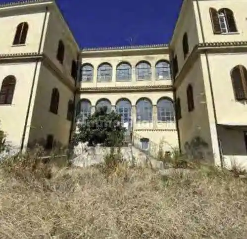 Palazzo - Stabile in vendita a Notaresco