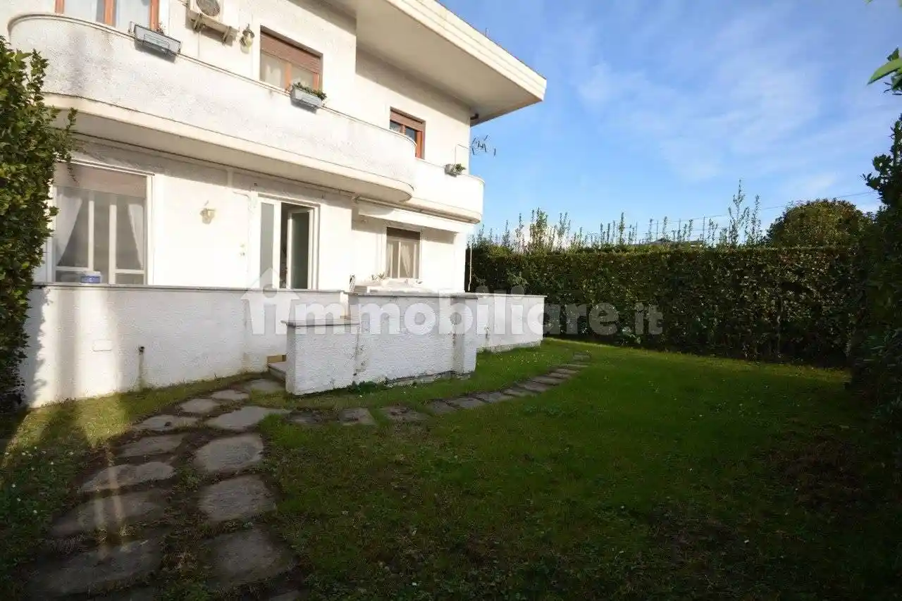 Appartamento in affitto a Montignoso