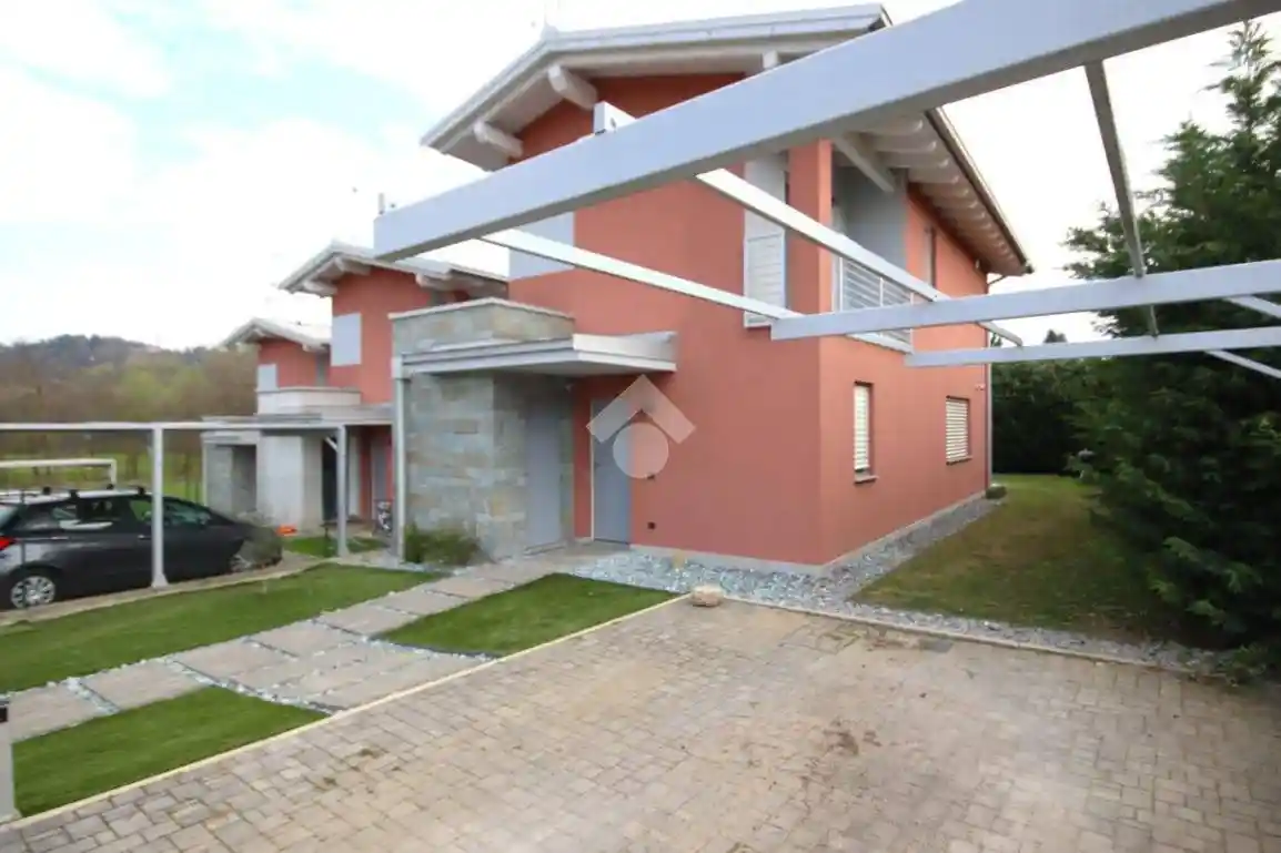 Villa in vendita a Barzanò