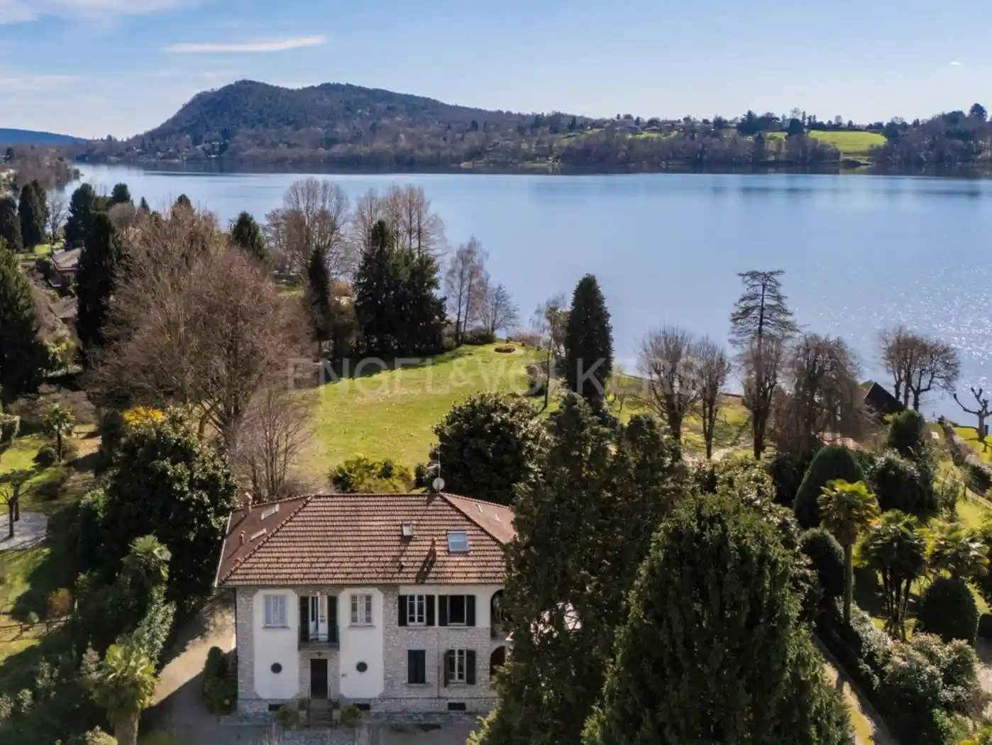 Villa in vendita a Travedona-Monate