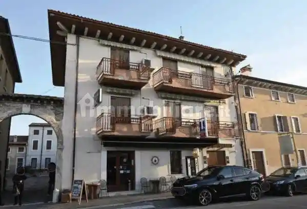 Palazzo - Stabile in vendita a Pastrengo