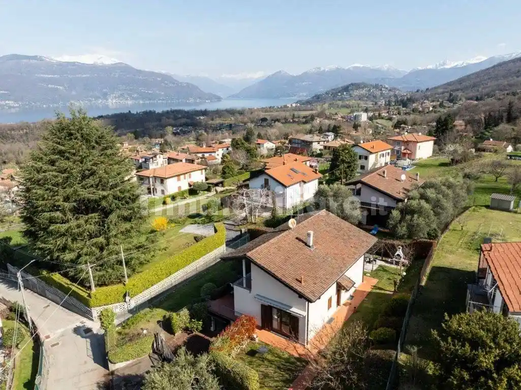 Villa in vendita a Porto Valtravaglia